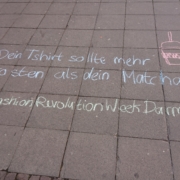 Kreidetexte für die Fashion Revolution Week "Dein T-Shirt sollte mehr kosten als dein Matcha"