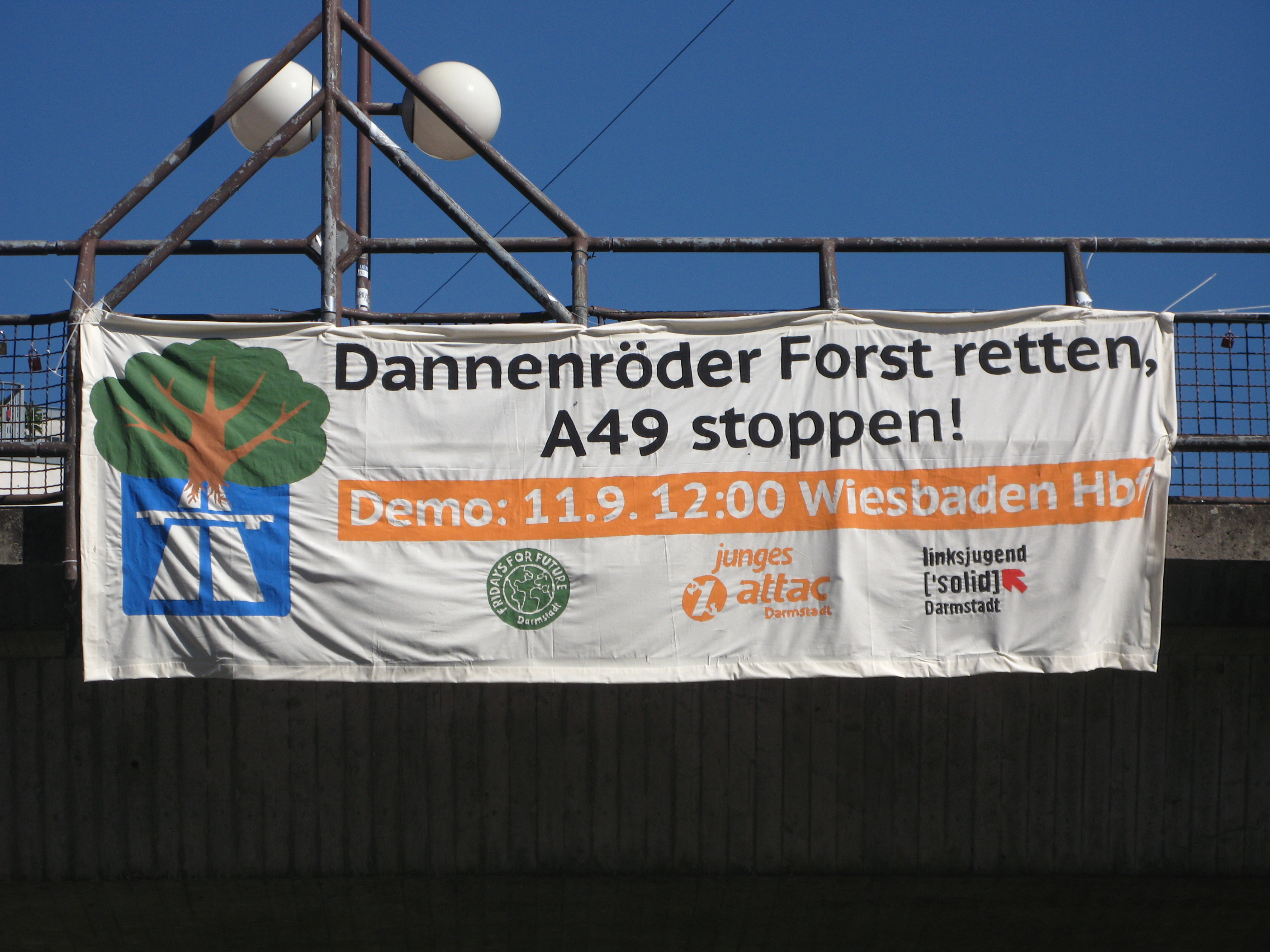 Unser Transparent mobilisiert zur Demo nach Wiesbaden