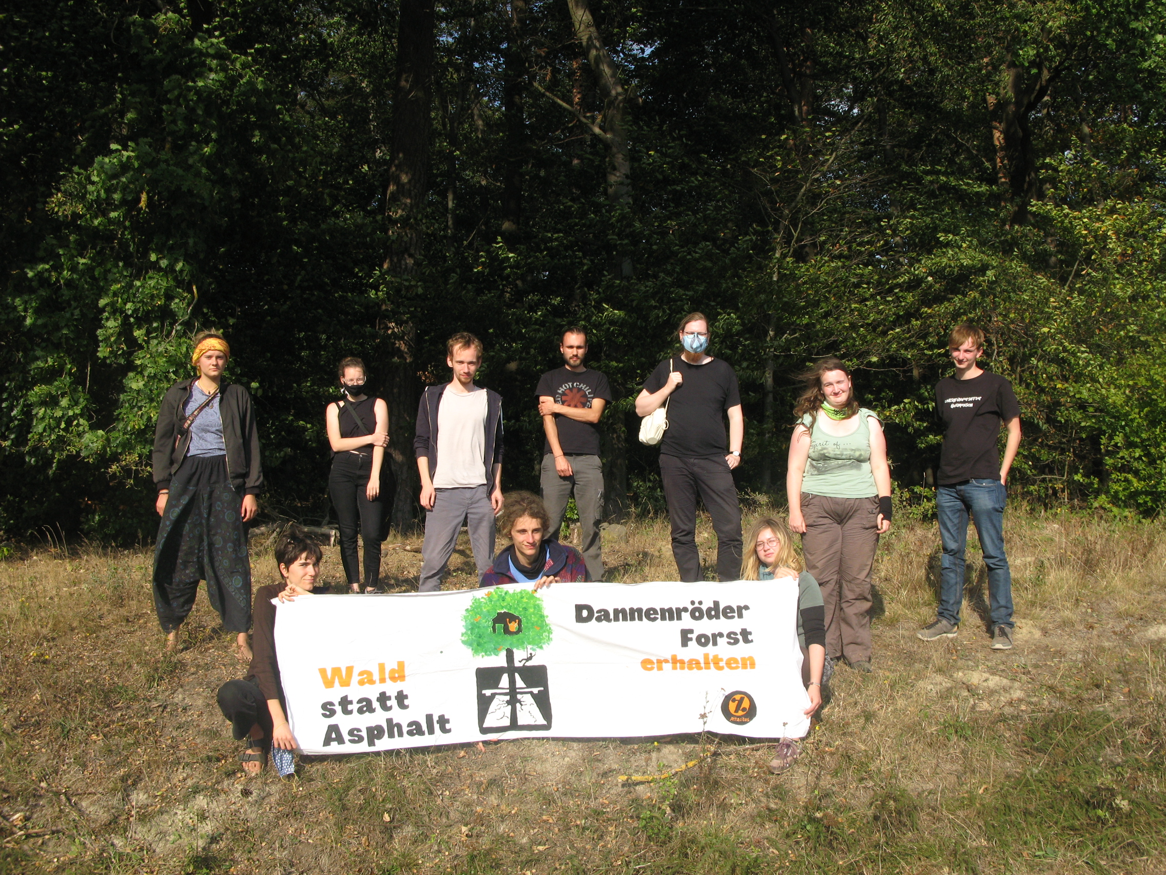 Junges Attac-Gruppenbild beim Sommertreffen 2020 im Danni