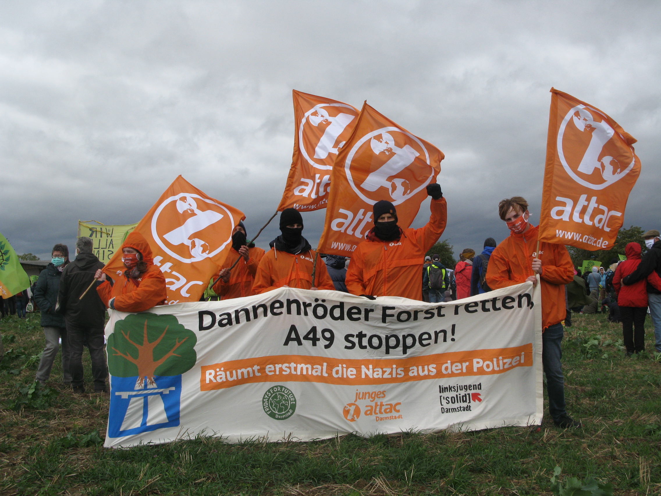 Junges Attac bei der Demo im Danni am 4. Oktober