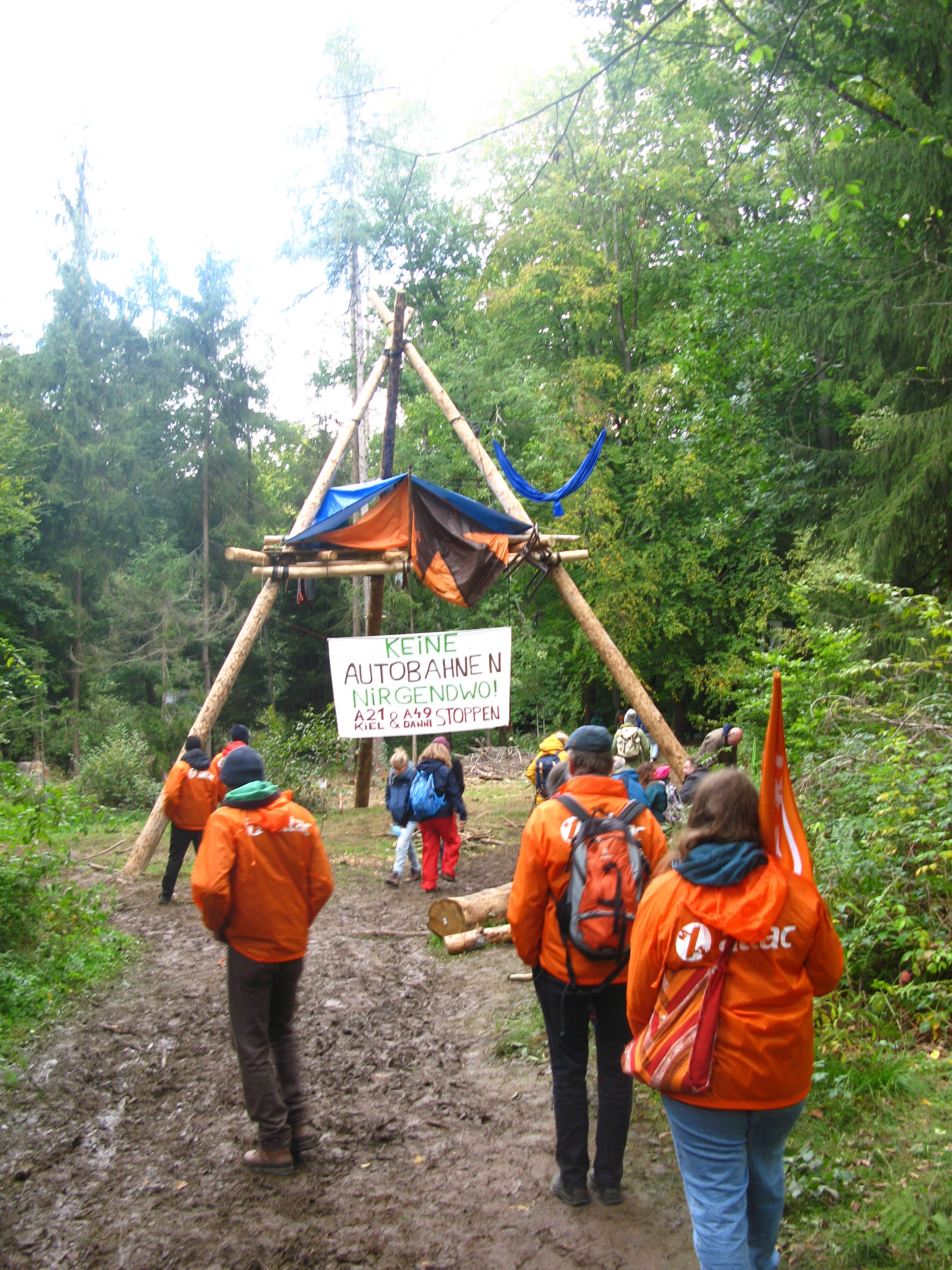 Waldspaziergang nach der Danni-Demo am 4. Oktober