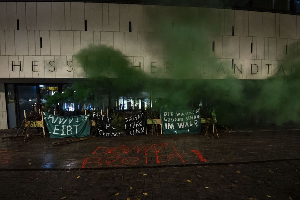 Aktion mit FFF Frankfurt bringt die Barrikaden aus dem Danni vor den Landtag