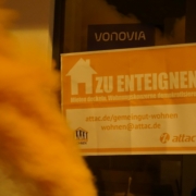 An einer Vonovia-Geschäftsstelle hängt ein Plakat im Stile einer Zu-Verkaufen-Anzeige mit dem Slogan "zu enteignen"