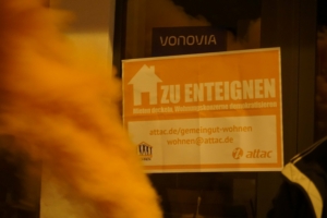 An einer Vonovia-Geschäftsstelle hängt ein Plakat im Stile einer Zu-Verkaufen-Anzeige mit dem Slogan "zu enteignen"
