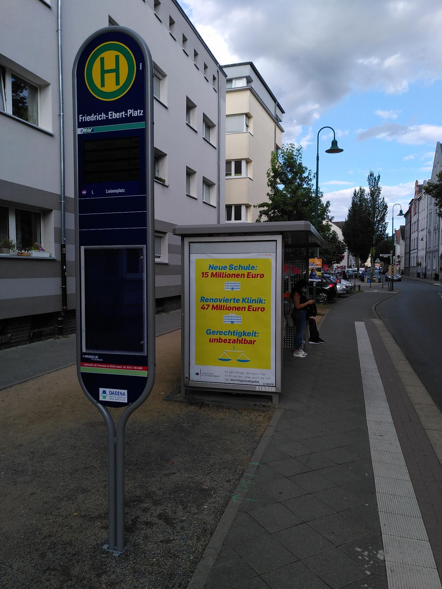 Plakat an der Bushaltestelle