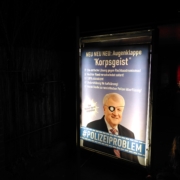 Adbustingplakat in einem Werbekasten. Im Plakat steht "Neu Neu Neu: Augenklappe Korpsgeist!" Darunter ein Bild von Horst Seehofer der eine Augenklappe auf dem rechten Auge trägt. Im Untertitel steht "#Polizeiproblem" außerdem gibt es kleineren Text auf dem Plakat, der den Fall erläutert