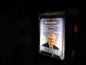 Adbustingplakat in einem Werbekasten. Im Plakat steht 