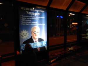 Adbustingplakat in einem Werbekasten. Im Plakat steht 