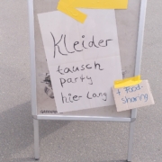 Wegweiser mit der Aufschrit: Kleidertauschparty und Food sharing hier lang.