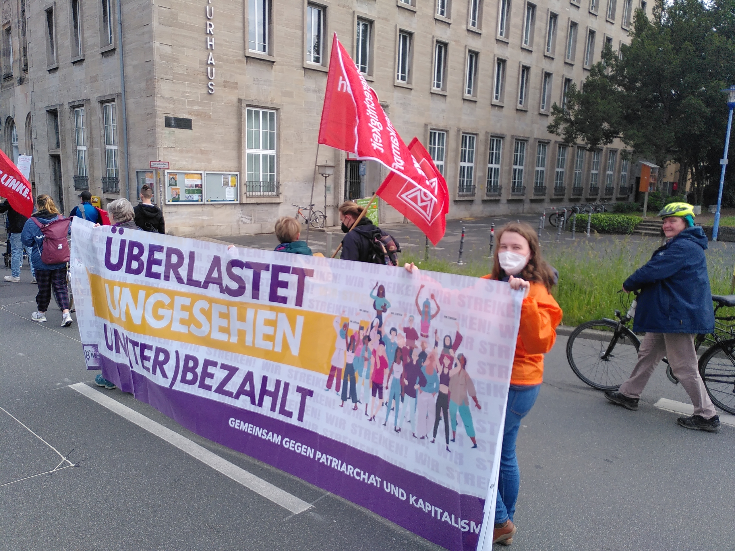 Fem*Streik-Banner zu Überlastung in der Pflege auf dem 1. Mai