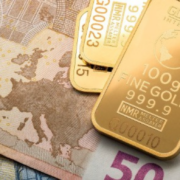 Symbolbild mit Euroscheinen und Goldbaren