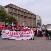 Die Demo läuft auf dem Martkplatz ein