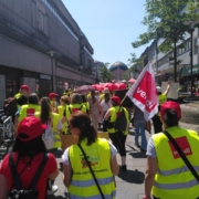 Die Streikenden laufen durch die Wilheilminenstraße