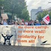 Bild des Fronttransparentes mit der Aufschrift "No more camp, no more Wall! Solidarity for them all"