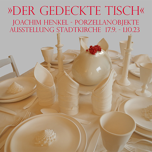 Über einem gedeckten Tisch, wobei alles aus dem selben weißlichen Material besteht, setht in rot "Der gedeckte Tisch -Porzellanobjekte Ausstellung Stadtkirche 17.09.-01.10.2023
