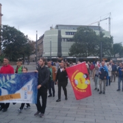 Der Demonstrationszug zum Antikriegstag kommt vom Luisenplatz kommend auf dem Friedensplatz an