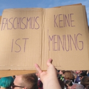 Bild von einem Schild, auf dem "Faschismus ist keine Meinung" steht