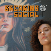 Vor dem Bild einer Frau, vor dem eine Frau steht, steht in orange Breaking Social daneben ist eine Pusteblume zu sehen.