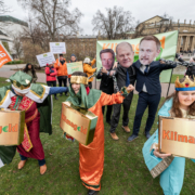 Drei Könige mit Goldenden Kisten werden von den Ministern Habeck, Linder und Scholz mit Ketten festgehalten