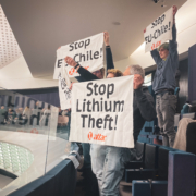Aktivisten halten auf der Tribüne des Europaparlamentes in Strasbourg Banner mit den Slogans "Stop EU-Chile!" und Stop "Lithium Theft!" hoch