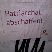 An einem Stromkasten klebt ein Schild, auf dem "Patriarchat abschaffen!“ steht
