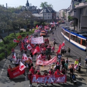 Ein Bild einer Demo von schräg oben .