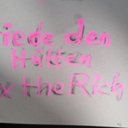 Bild von einem Schild mit dem Text "Frieden den Hütten: Tax the Rich
