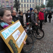 Im Vordergrund steht ein Mädchen mit einem Papschild. Auf dem Papschild steht "Der AfD-Wunschzettel ist kein Regierungsprogramm" Hinter dem Mädchen stehen noch einge andere Menschen.