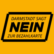 In einer mit schwarz umrandeten Raute steht ebenfalls in schwarz Darmstadt sagt NEIN zur Bezahlkarte. Der Hintergrund ist Senf-gelb.