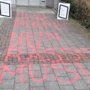 Mit roter Kreide steht auf den Pflastersteinen: Nein zur Bezahlkarte, Nein zu Rassismus!