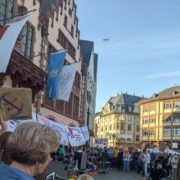 Kundgebung mit vielen Transparenten und Menschen am Römer in Frankfurt.