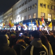 Demo von hinten mit vielen Fahnen.