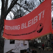 Ein Banner mit Aufschrift "Osthang bleibt!"
