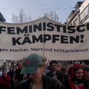 Transparent mit der Aufschrift "Feministisch kämpfen!"