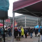 Menschengruppe vor einem AfD Infostand.