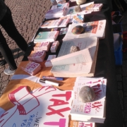 Bild von einem voll belegten Infostand