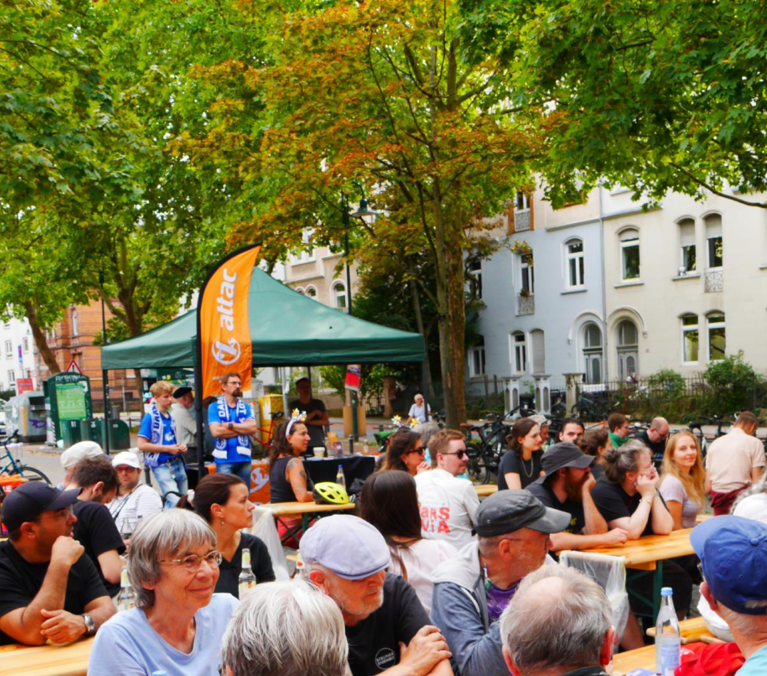 links-buntes Sommerfest