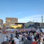 Durch eine Polizeikette getrennt stehen sich Reichbürger und Gegenprotest auf dem Karolinenplatz gegenüber.