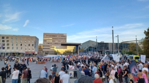 Protest gegen die Reichsbürger Durch eine Polizeikette getrennt stehen sich Reichbürger und Gegenprotest auf dem Karolinenplatz gegenüber.